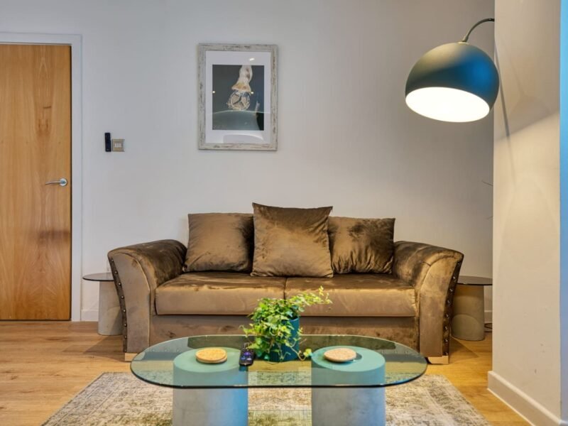 2 Bed Apartment in Glasgow photo 3