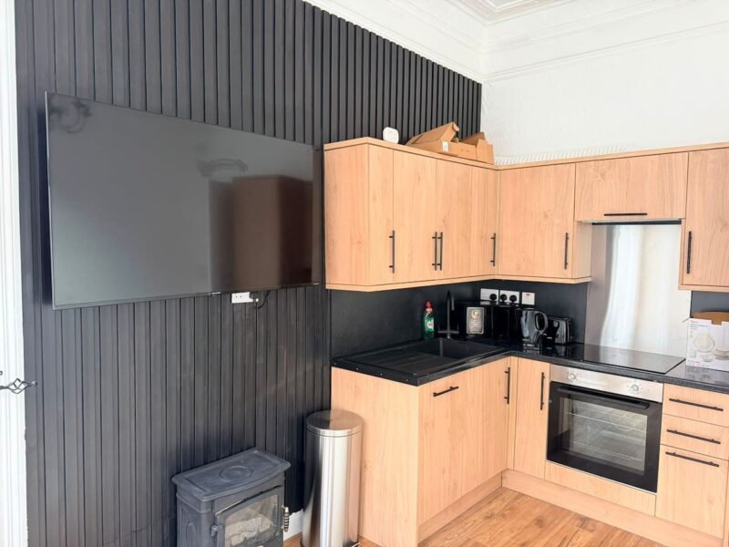 3 Bed Apartment in Glasgow photo 2