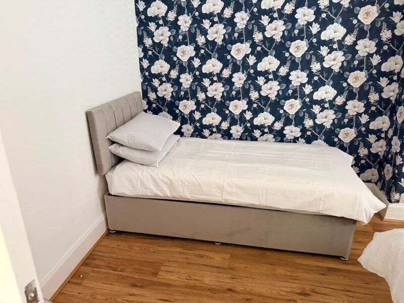 3 Bed Apartment in Glasgow photo 4